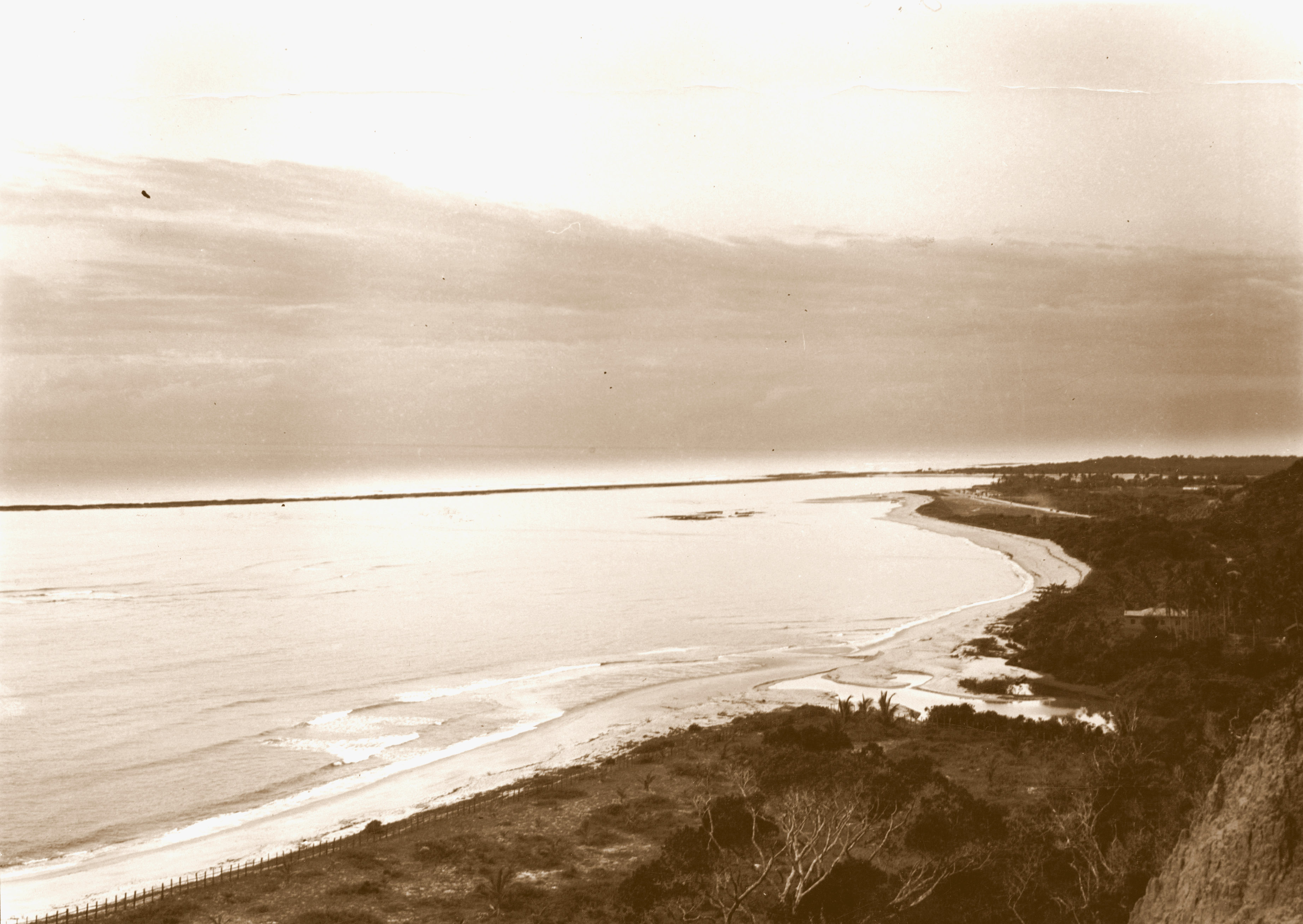 Praia em Porto Seguro - BA (1957). Foto: Xavier, Melquisedeque.
